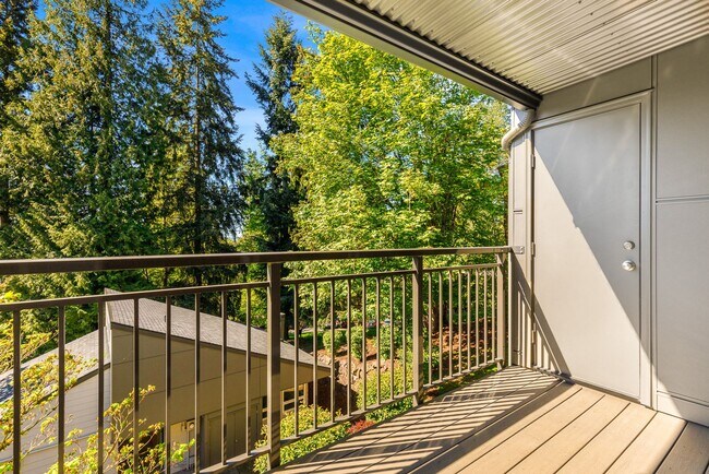 Building Photo - 2 Bed, 1 Bath Condo with Easy Access to I-405