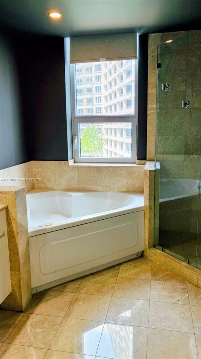 Building Photo - 848 Brickell Key Dr