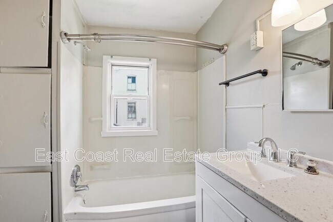 Building Photo - 327 N Mulberry St