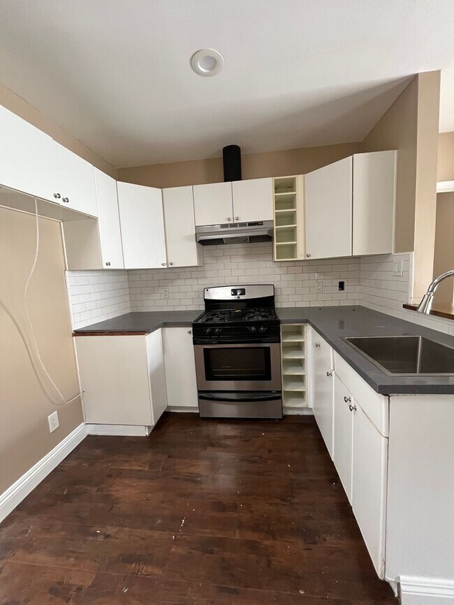 Building Photo - 3 Bedroom 1.5 Bath Back house