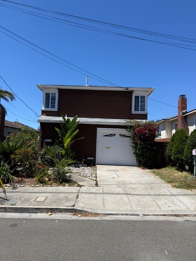 Building Photo - Spacious 4 Bedroom 2.5 Bathroom Hayward Home with Fresh Paint and New Carpet