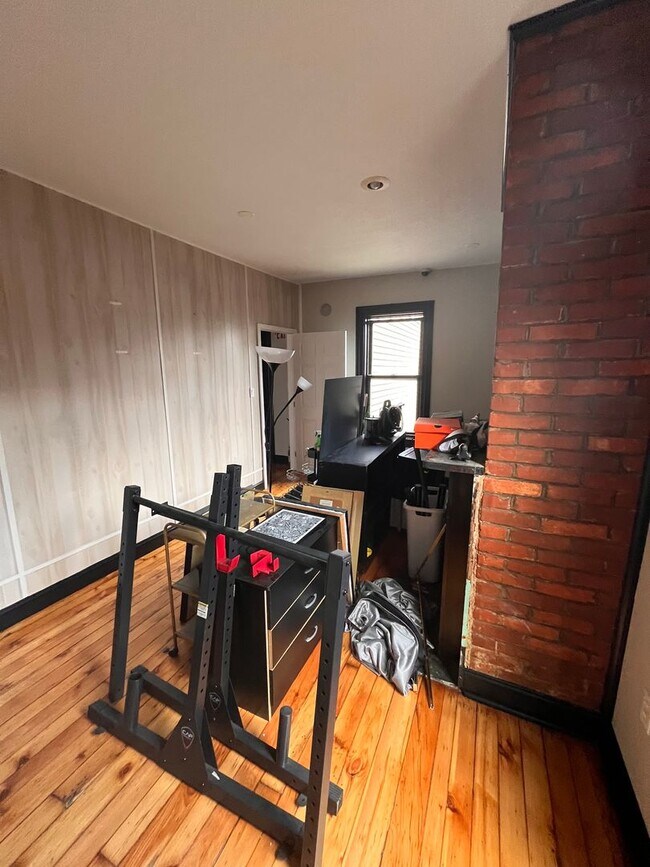 Building Photo - Large Home in ShadySide, Newly Rennovated!