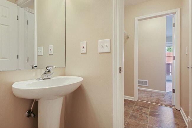Building Photo - All one level, all electric Duplex in Oak ...