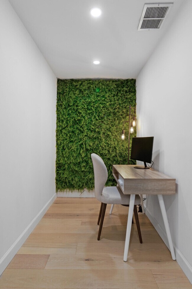 Building Photo - 2862 NE 35th Ct