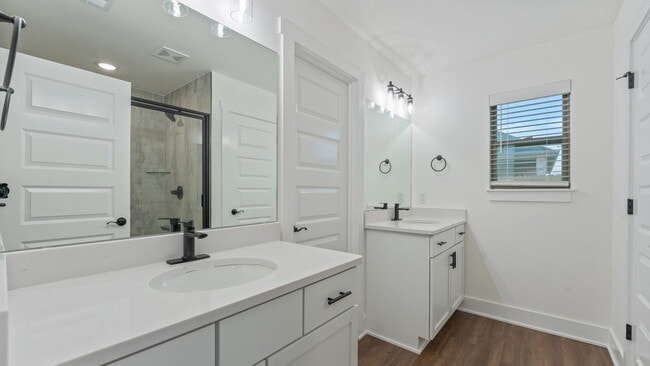 Building Photo - "Charming Farmington Retreat: Spacious 3-B...