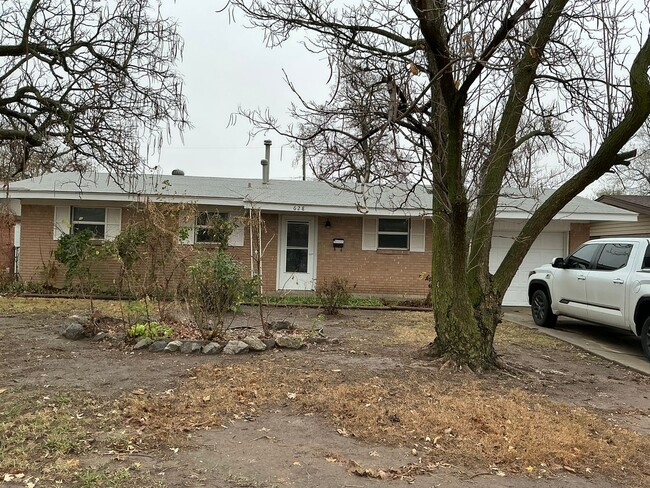 Primary Photo - 3 bed 1 bath 1 car, fenced yard, one car garage! Moore Schools