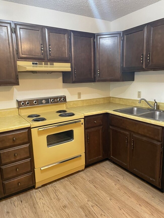 Building Photo - 2 Bed / 2 Bath Duplex with Garage & Private Yard – Great Location!