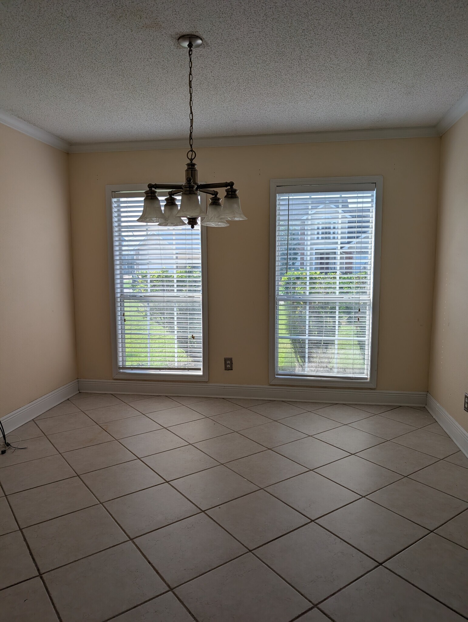 dining room - 2011 Dylan Dr