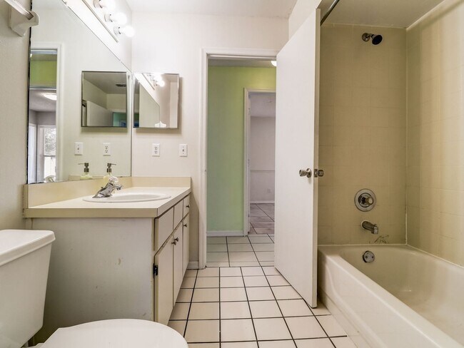 Building Photo - Beautiful 3-bedroom 2-bathroom house in th...