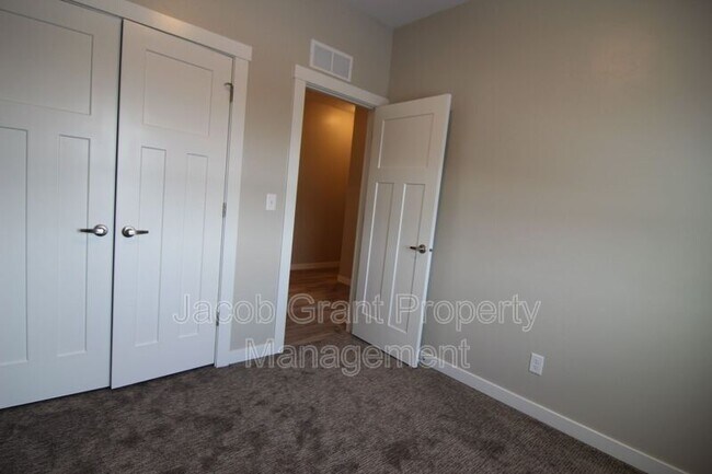 Building Photo - 650 Ruby Cir