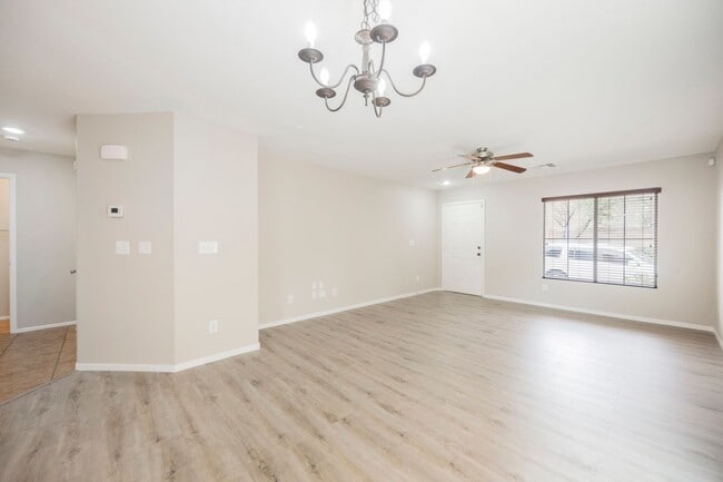 Building Photo - 3 Bedroom, 2.5 Bath Two Story Home in Sout...