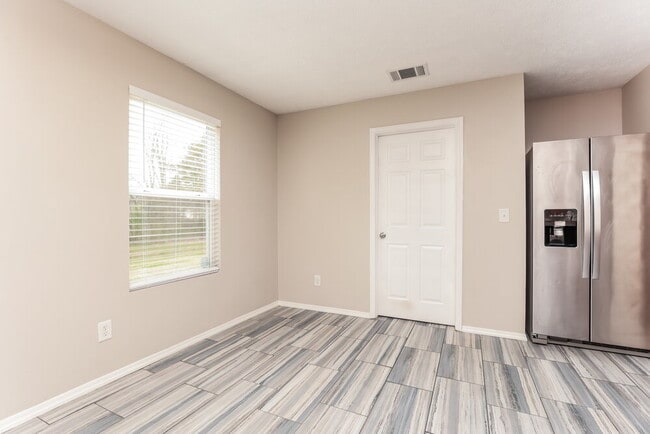 Building Photo - 5240 Sunsail Dr