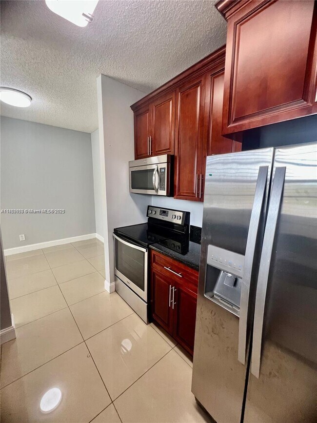 Building Photo - 660 Cypress Club Way