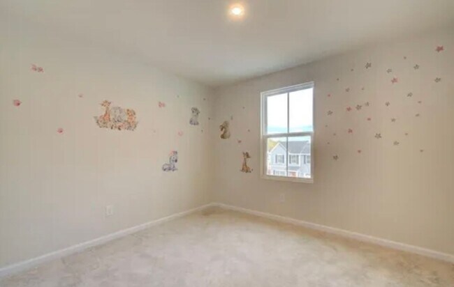 Building Photo - Spacious 4/2.5 Move In Ready Now