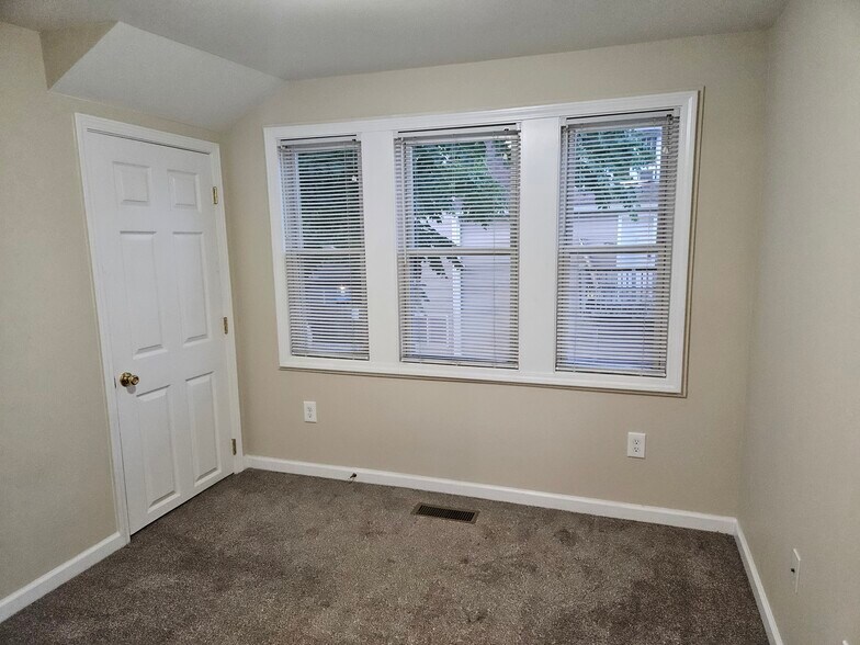 Building Photo - 118 Ballard St