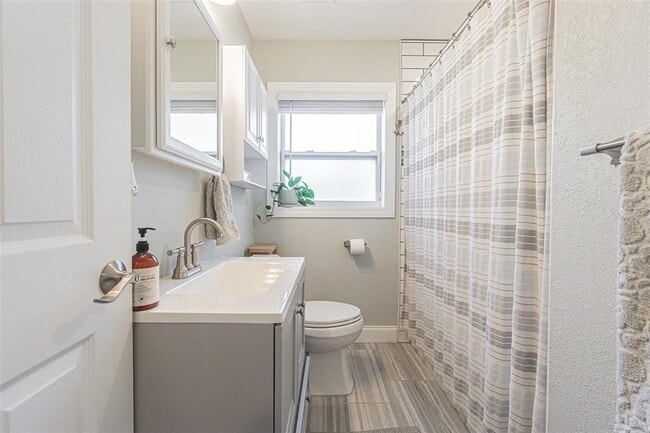 Building Photo - 701 W Henry Ave