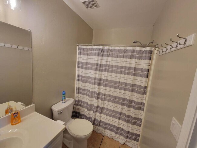 Building Photo - 564 W 12th St