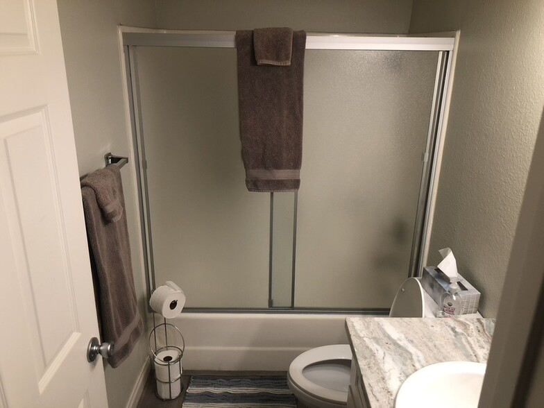 Second Full Bathroom - 440 W Citracado Pkwy