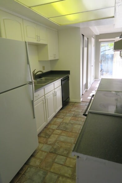 Building Photo - 7800 S Chadbourne Dr