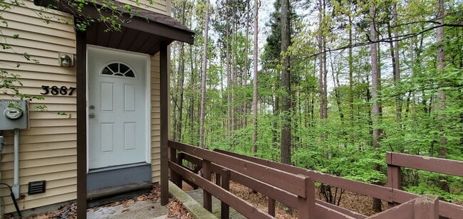 Building Photo - Maplewood Hills 2 Bedroom End Unit Townhome