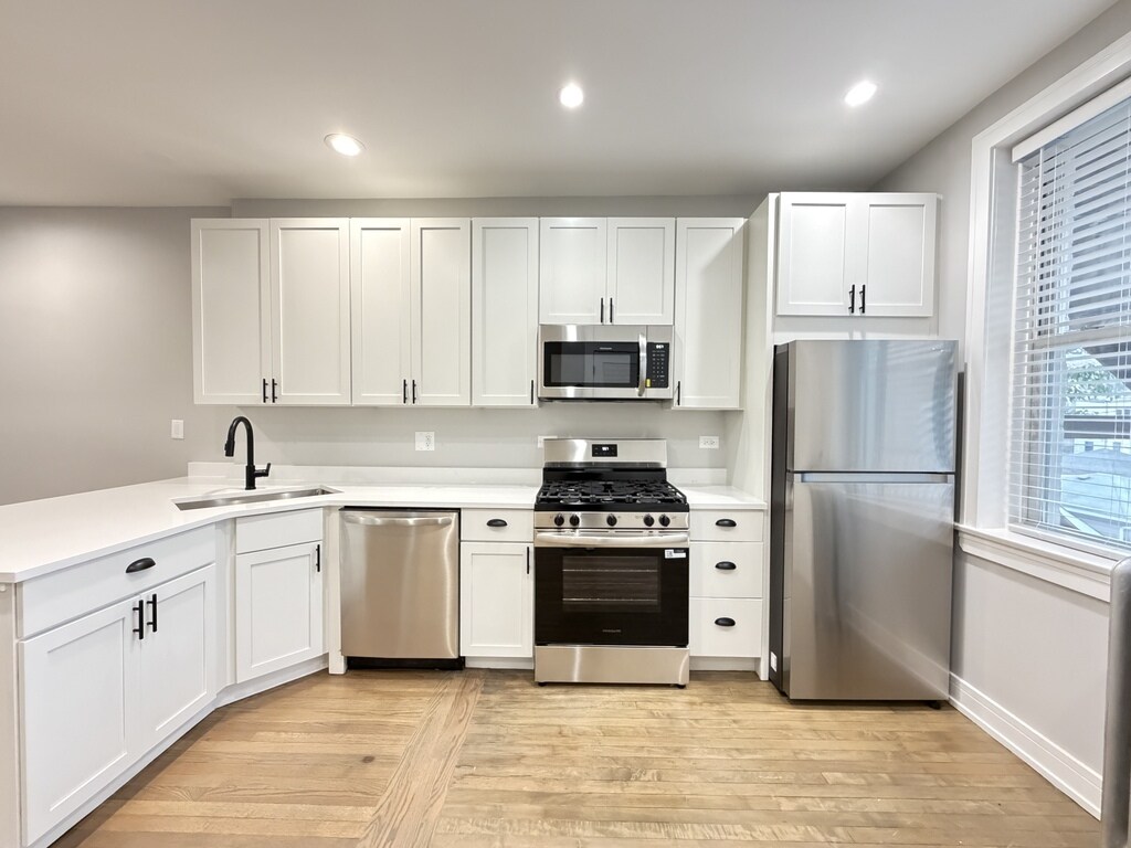 Building Photo - 5454 N Paulina St