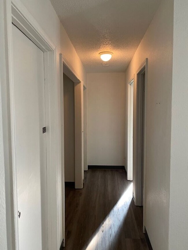 Building Photo - Great Duplex in North Springfield