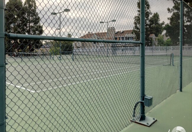 Building Photo - Rare 3 bed 2 bath Townhome available now.