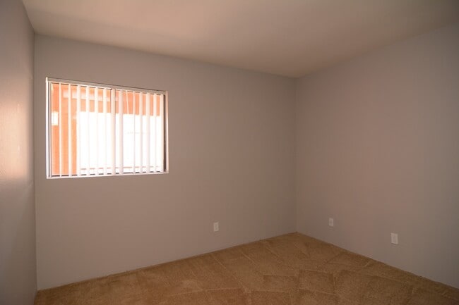 Building Photo - Recently Remodeled 2 Bedroom 2 Bath Condo! Close to the U of A!
