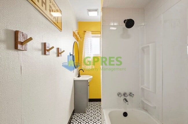 Building Photo - Charming 2-Bedroom Home with Modern Comfor...