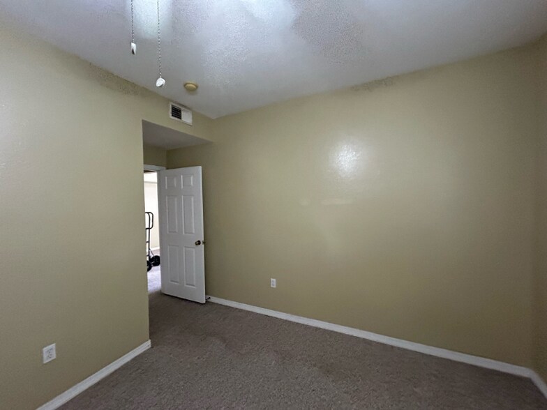 Building Photo - 9558 Lake Chase Island Way