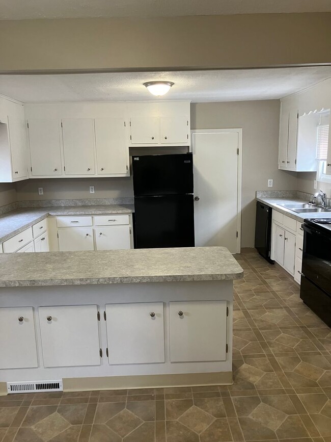 Building Photo - 3 bed 1.5 Bath Fully Remodeled Village Col...