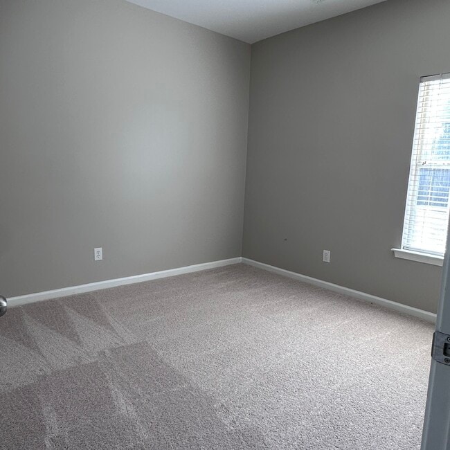 Building Photo - 384 Savannah Cir