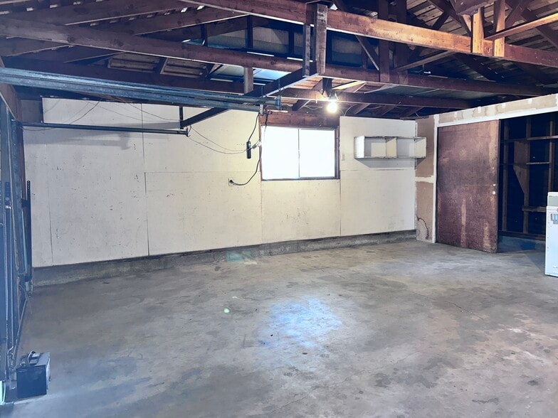 Garage - 968 Cyndi Cir