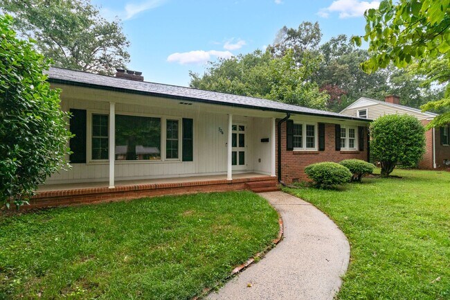 Building Photo - Beautiful 3 bedroom 2 1/2 bathroom Home with a Fenced-in Backyard in Winston!