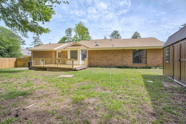 Building Photo - 323 Forest Ct