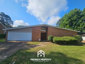 Building Photo - Huge 3BR/2BA East Memphis Home | 2,050 Sq Ft, Vaulted Ceilings, Garage & Covered Patio