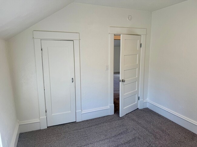 Building Photo - Large renovated 2 bedroom apartment in the...