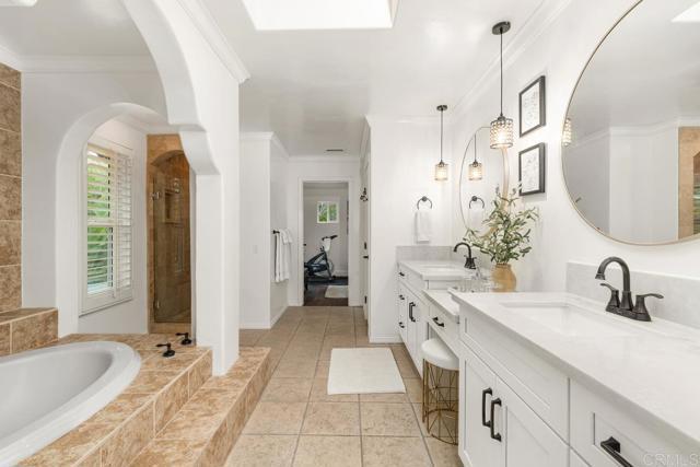 Building Photo - 7401 Luna De Oro