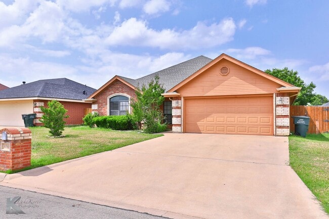 Building Photo - 4 bed 2 bath; newer carpet!