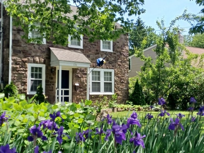 Building Photo - 176 N Main St