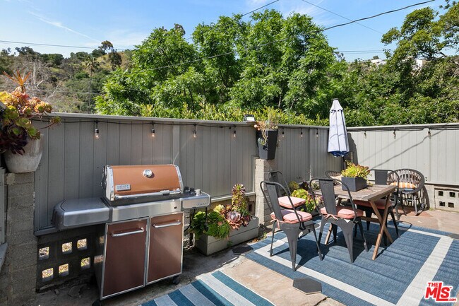 Building Photo - 2059 Laurel Canyon Blvd