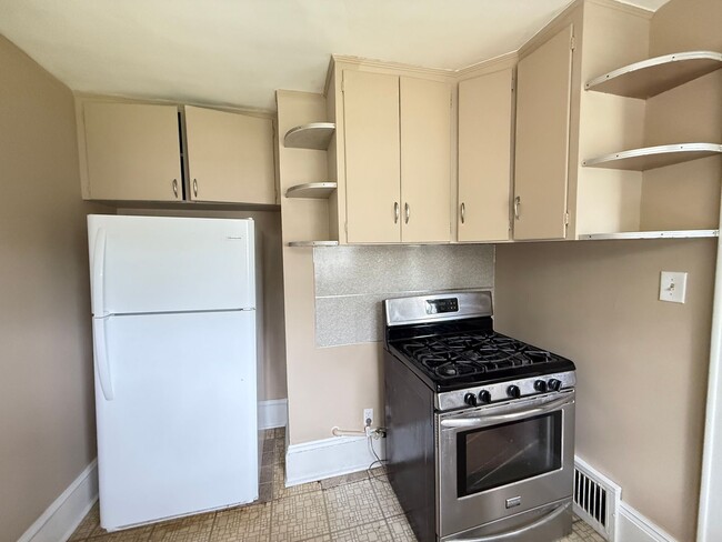 Building Photo - Well-Maintained 2-Bed Near Transit and Dow...