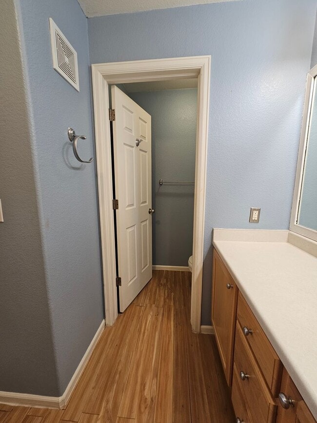 Building Photo - Beautiful Townhome - Great Location - Gara...