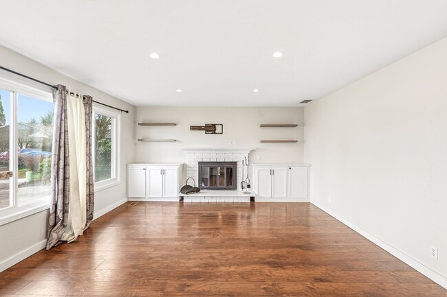 Building Photo - Spacious 4-Bedroom Chemawa Park Home with Fireplace, Bonus Room & Large Yard