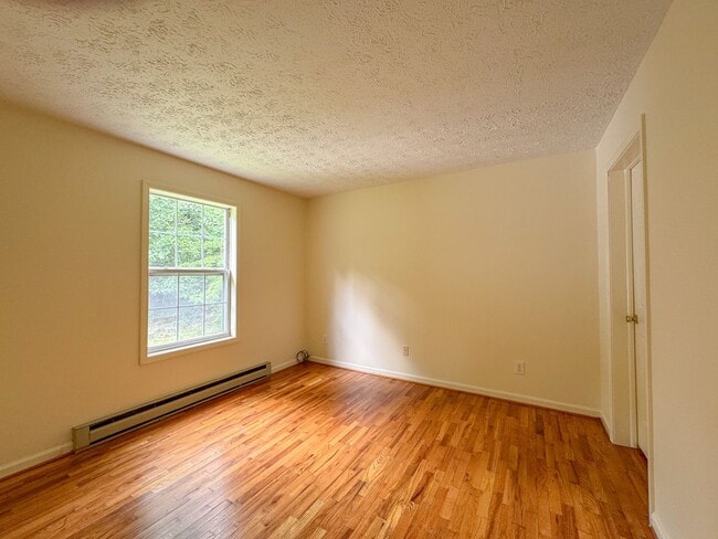 Building Photo - 3Bed/1Bath Home.