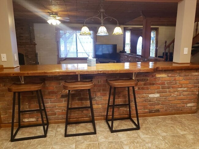 Building Photo - Log Home with close public lake access - A...