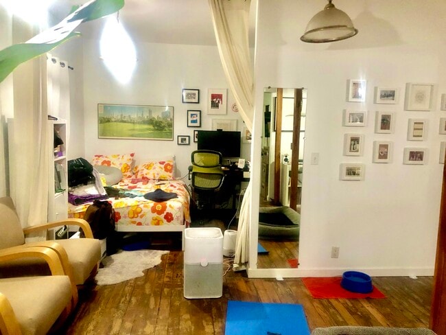 Guest bedroom from living room - 804 Venice Blvd