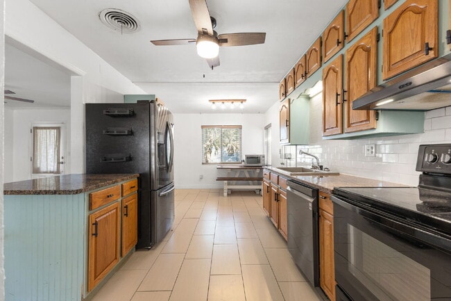 Building Photo - "Charming 3-Bed, 2-Bath Oasis in the Heart of Saint Petersburg – 1,366 Sq Ft of Comfort!"