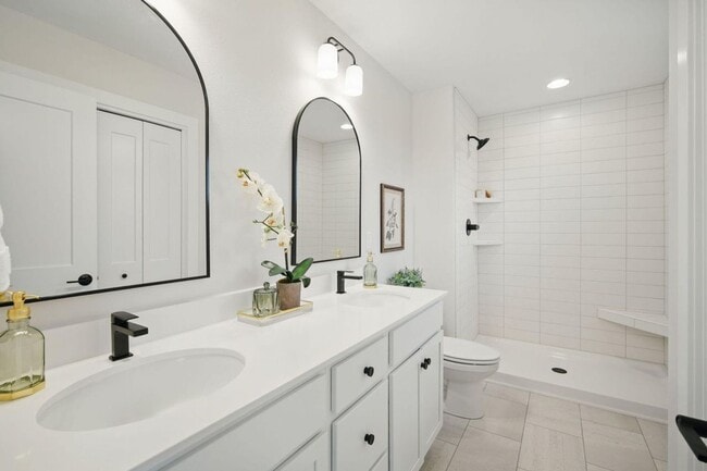 Building Photo - 3 Bedroom Townhome Available November 5th, 2025!