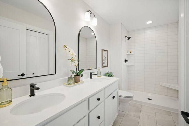Building Photo - 3 Bedroom Townhome Available November 5th,...